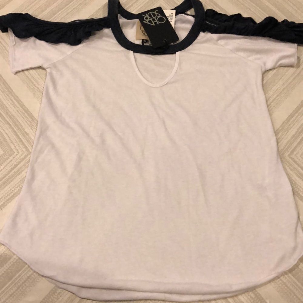 Chaser White T-Shirt w. Grey Ruffle Open Shoulder